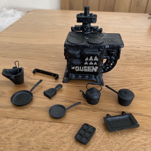 Dolls house vintage queen - vintage,