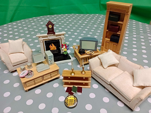 Dolls house emporium - dolls, room