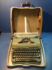 Olympia De Luxe Typwriter SM3