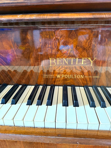 Bentley upright piano keys - upright,