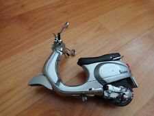 MAISTO 1/18 CLASSIC 2005 VESPA LX 125 SILVER BIKE MOTORBIKE MODEL SCOOTER USED