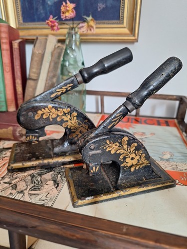 Antique cast iron - cast, letter