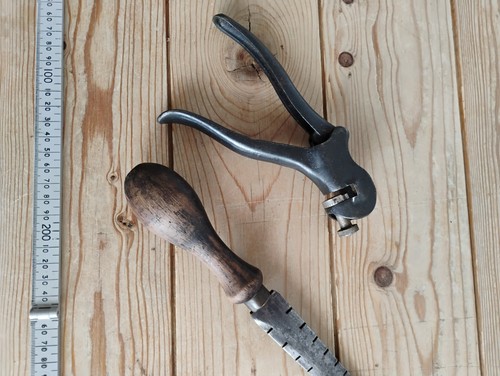 Two saw tooth - setters,