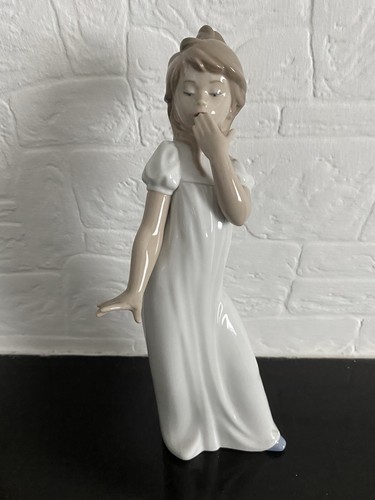 Nao lladro porcelain - by,
