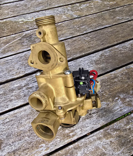 Vaillant turbomax diverter - vaillant,