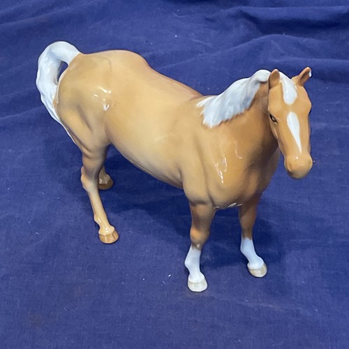 Beswick palomino horse - palomino,