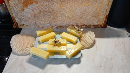 Yellow beeswax blocks 100 - yellow, 100%