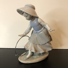 NAO  by Llardo "Girl with