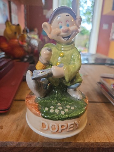 Walt disney snow white dopey - snow,