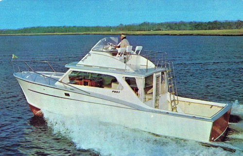 Double cabin cruiser post - cabin,