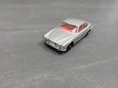 Corgi juniors jaguar - 39,