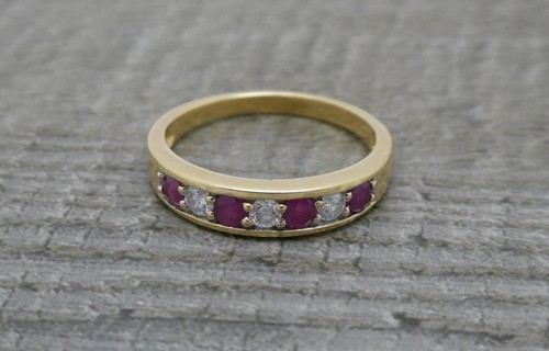 Stunning 18ct yellow gold - 18ct,