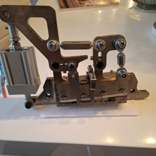 Pneumatic guillotine knife - pneumatic,