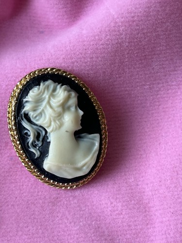 Vintage cameo brooch - comes, in