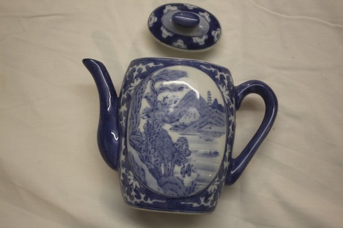 Willow pattern teapot - in, fine
