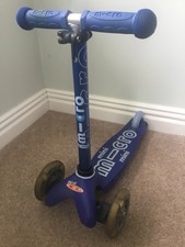 Micro Mini deluxe scooter w/LED flashing front wheels - Blue