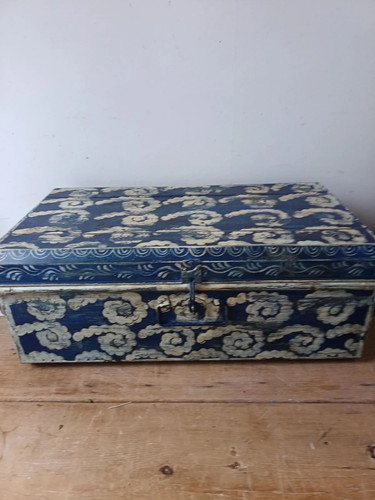 Large vintage trunk hand - large,