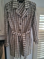 Stunning Ladies Mac Coat By