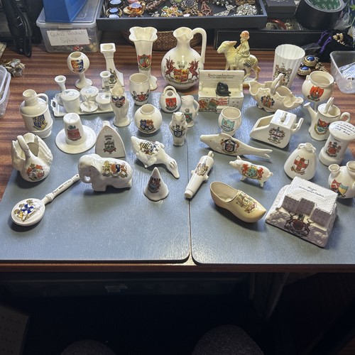 Large collection crested - collection, of