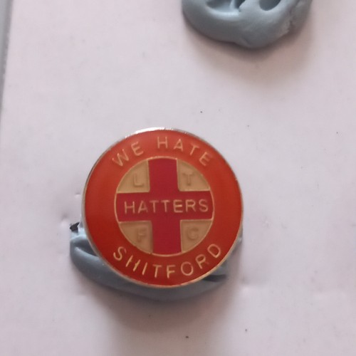 Luton town pin - luton, badges