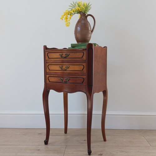 Extremely pretty vintage - pretty,