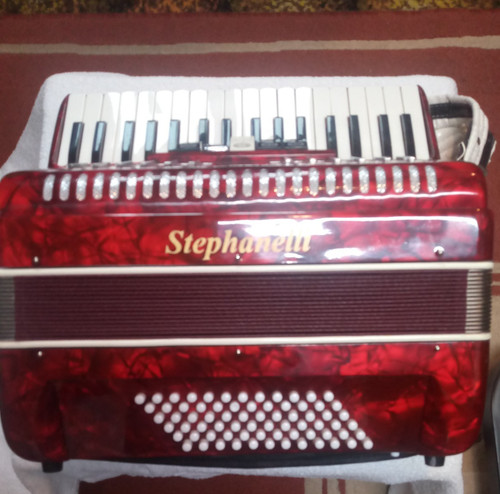 Bass accordion immaculate - 72,