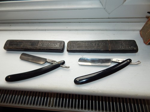 Cased straight razors - 2, x