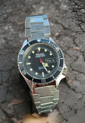 Vintage quartz bulova devil - quartz,