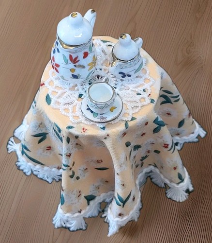Miniature dolls house - dolls, lace