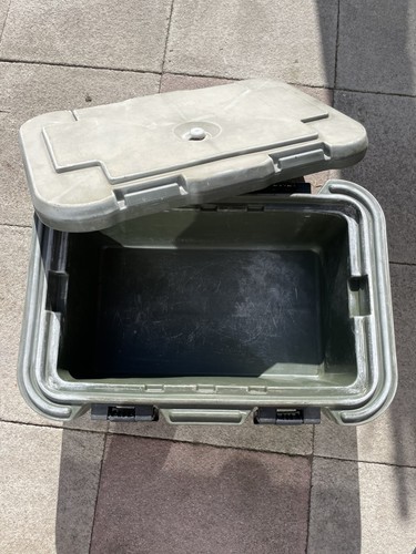 Cambro insulated carrier - insulated, hot