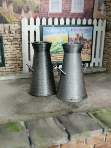Garden railway milk - , churns