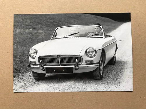 Mgb roadster press - press, photograph