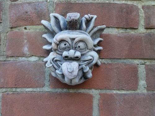 Gargoyle wall hanging - mo,