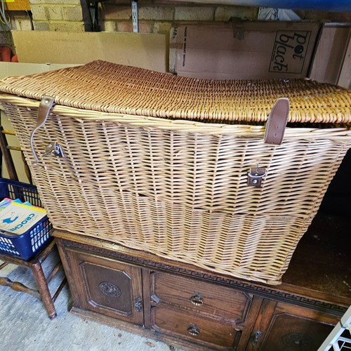 Large wicker storage hamper