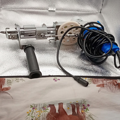 Knitting machine set with yarn - set,
