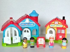 ELC Happyland PreSchool & Post Office With 4 Toy Figures and Easel 