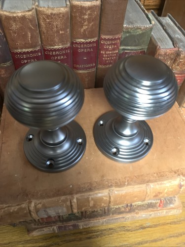 Pair sprung beehive - pair, knobs