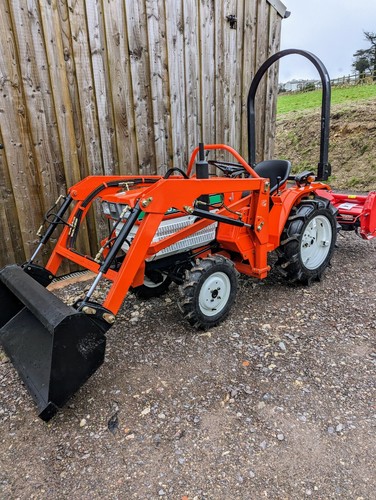 Kubota compact tractor - tractor, loader