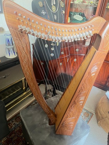 Ornate lever harp with - with, 22