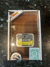 Cigar Cedar Wood with Glass front Box Humidity Control Excellent.