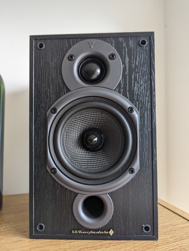 Amplifier and bookshelf - amplifier,
