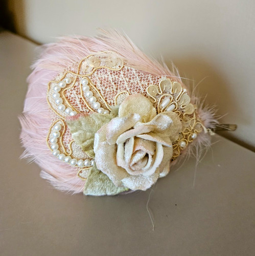 Her curious nature - her, pink/cream
