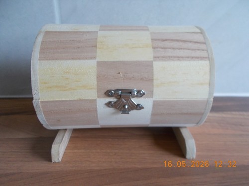 Wooden box with - front, fasten