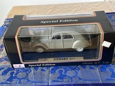 Maisto 1/18 Scale Diecast 31834 - Citroen 2CV 1952 - Cream/Grey