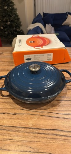 Creuset cast iron signature - cast,