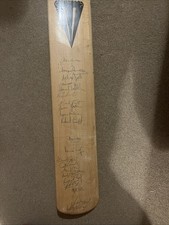Duncan Fearnley bat signed by Pakistan national team and Glamorgan CC.