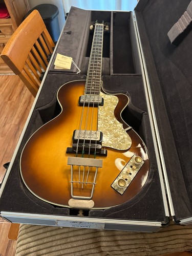 Hofner 500 club - bass, hand
