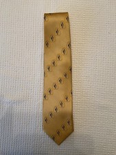 MUSTARD HORSE RACING TIE 100% SILK JOCKEY AND SADDLE IMAGE IN A STIRRUP SHAPE