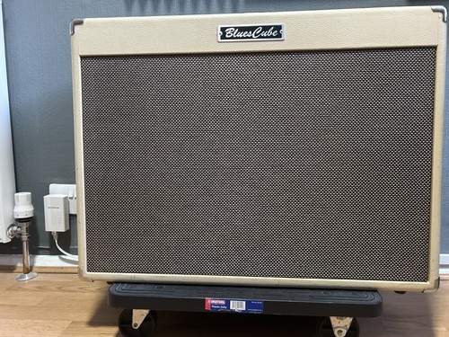 The roland blues cube artist - blues,