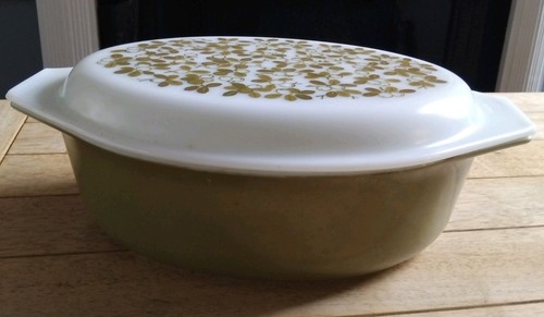Pyrex covered casserole dish - covered,